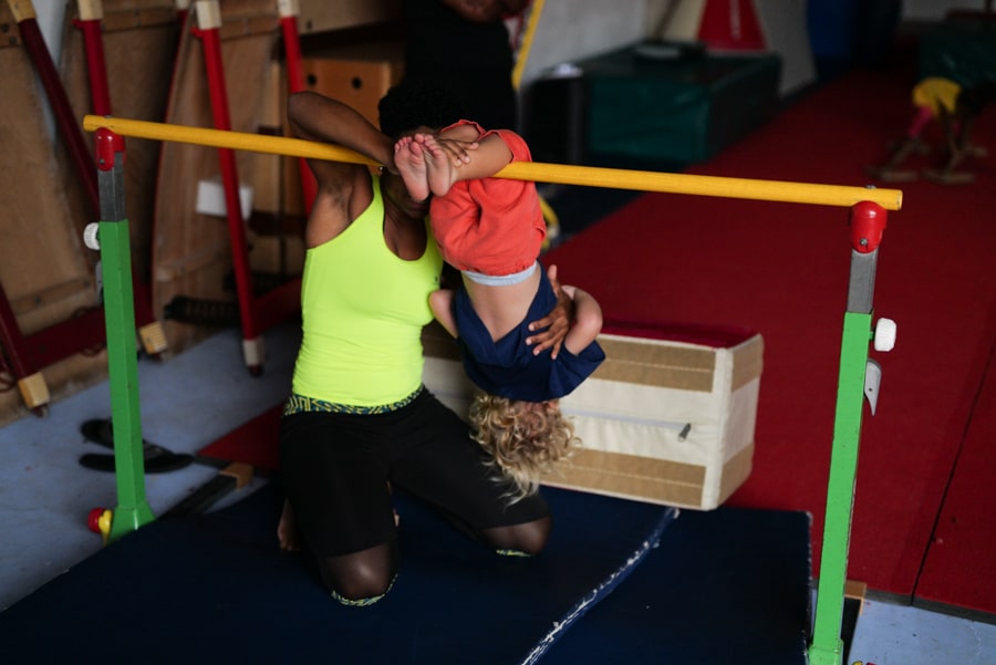 Le cochon pendu, une activité de la baby gym