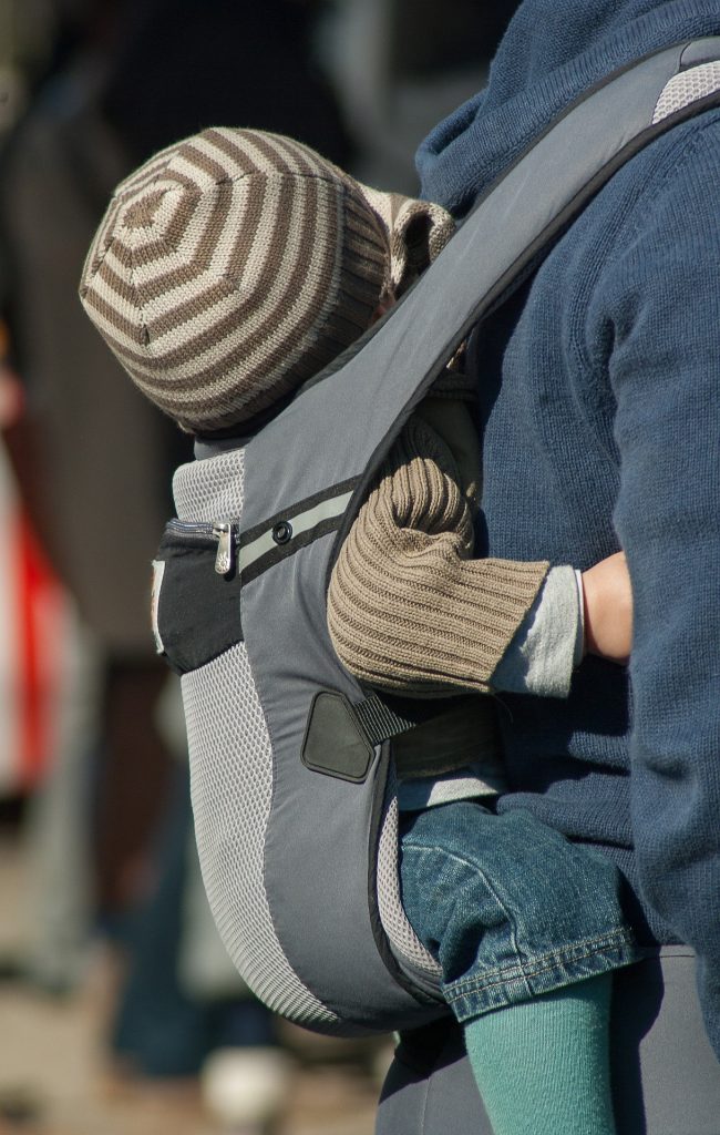 Le porte-bébé, une solution pour gérer les pleurs de bébé