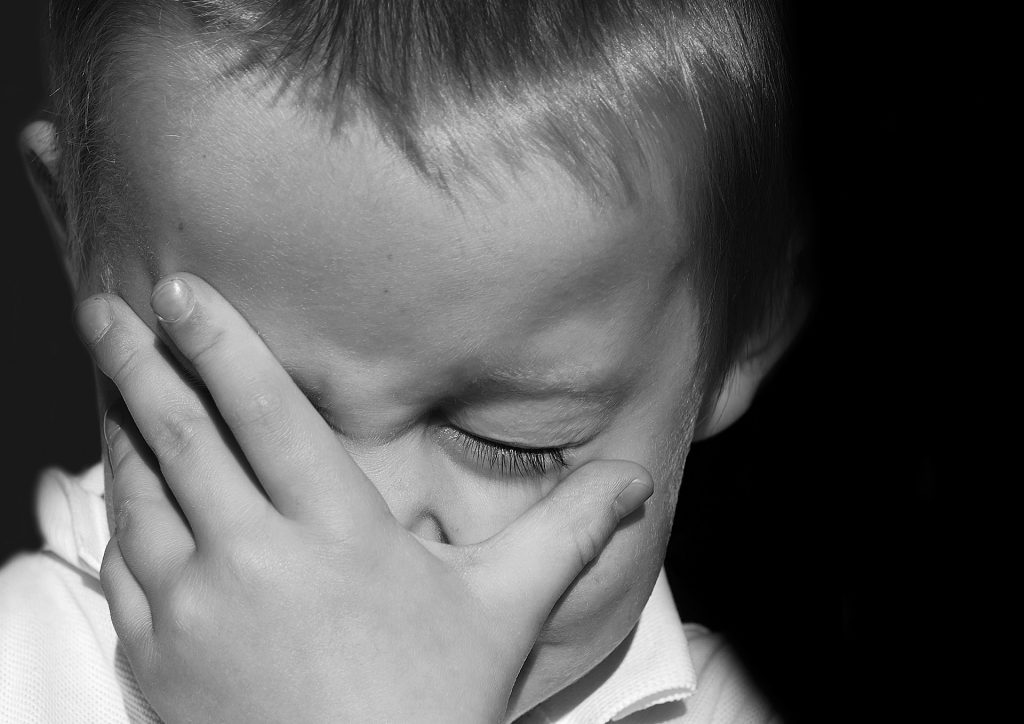 Jeune enfant fatigué en pleurs