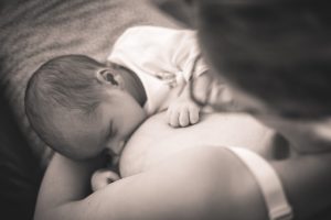 Bébé qui tète le lait maternel, premier ingrédient de l'alimentation des bébés
