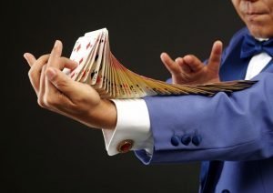 Numéro de cartes réalisé par un magicien