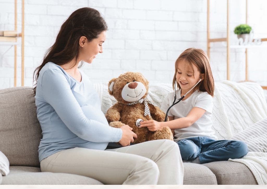 Pour expliquer l'accouchement aux enfants, vous pouvez jouer associer votre enfant aux étapes de votre de grossesse ou simuler celles-ci par le jeu.