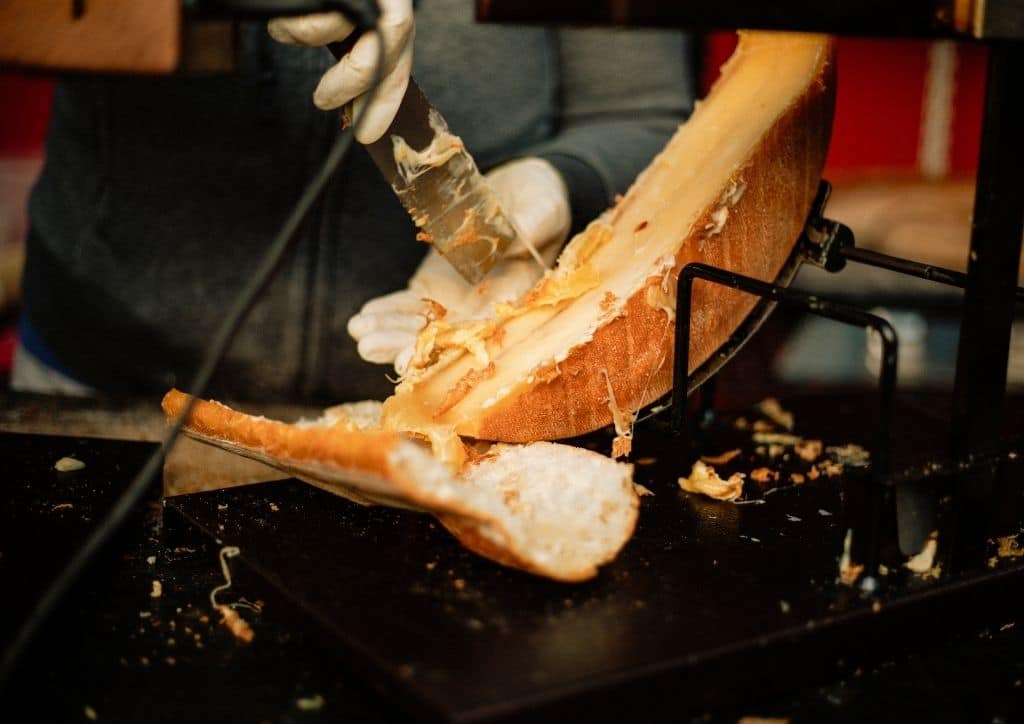 Fromage à raclette fondue sur une tranche de pain 