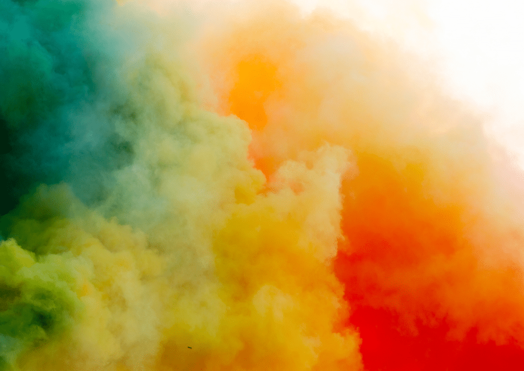 Les fumigènes à torche, une des idées d'animation pour un anniversaire d'enfant