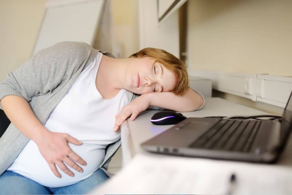 La fatigue, le signe d'une possible carence en fer chez la femme enceinte
