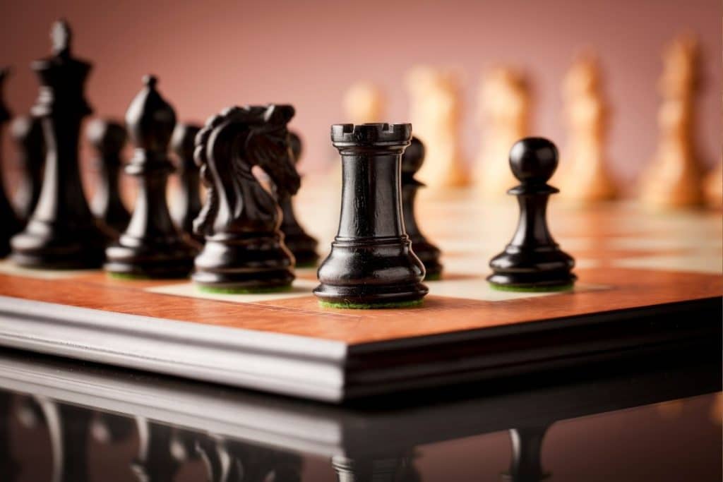Pour bien choisir un jeu d'échecs pour un enfant, la matière en bois ou en plastique est importante. 