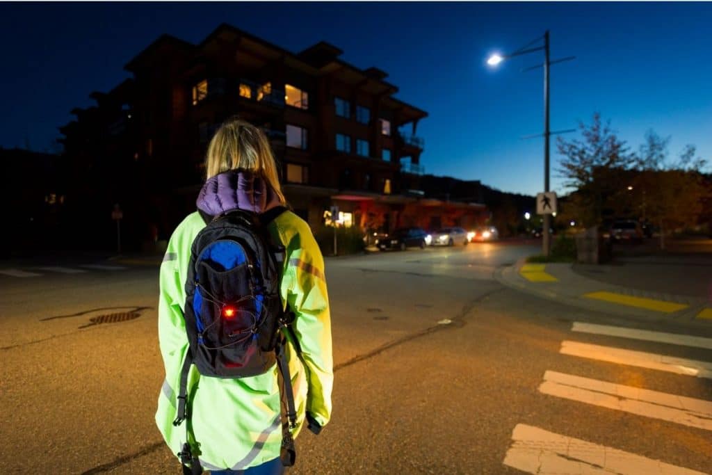 Le gilet réfléchissant aide à rendre les enfants visibles sur la route