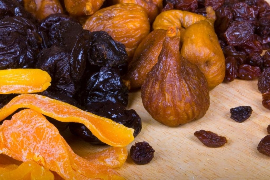 Fruits secs, pruneaux et dattes aident à soulager la constipation de grossesse