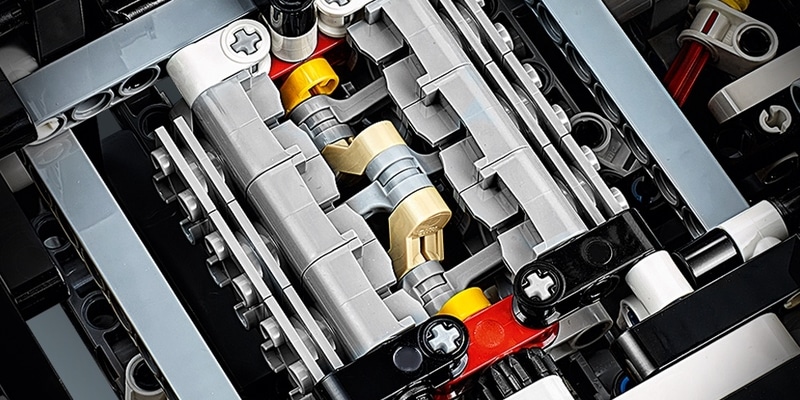 Détail du moteur de la voiture Lego Porsche 911 RSR