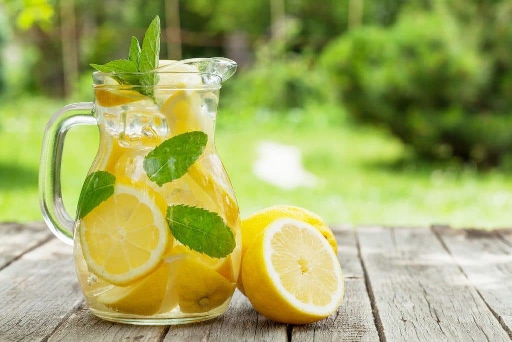 Eau aromatisée au citron pour une future maman