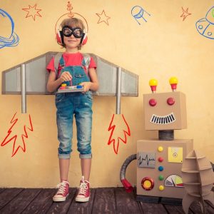 Enfant déguisé pour jouer