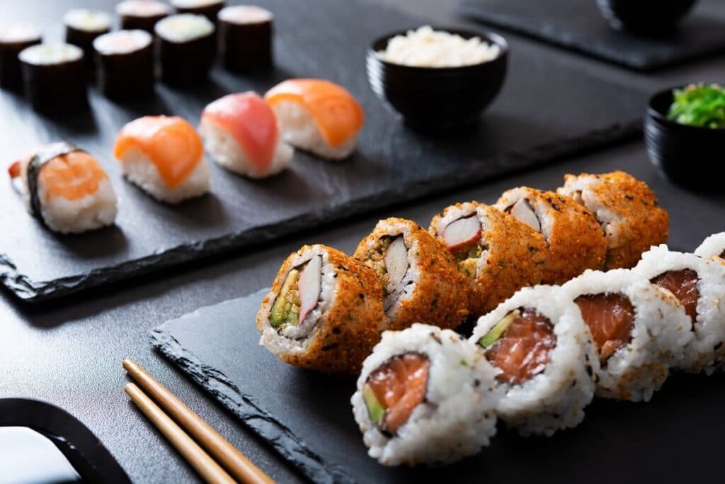Les makis comportent des risques pour les femmes qui mangent japonais enceinte