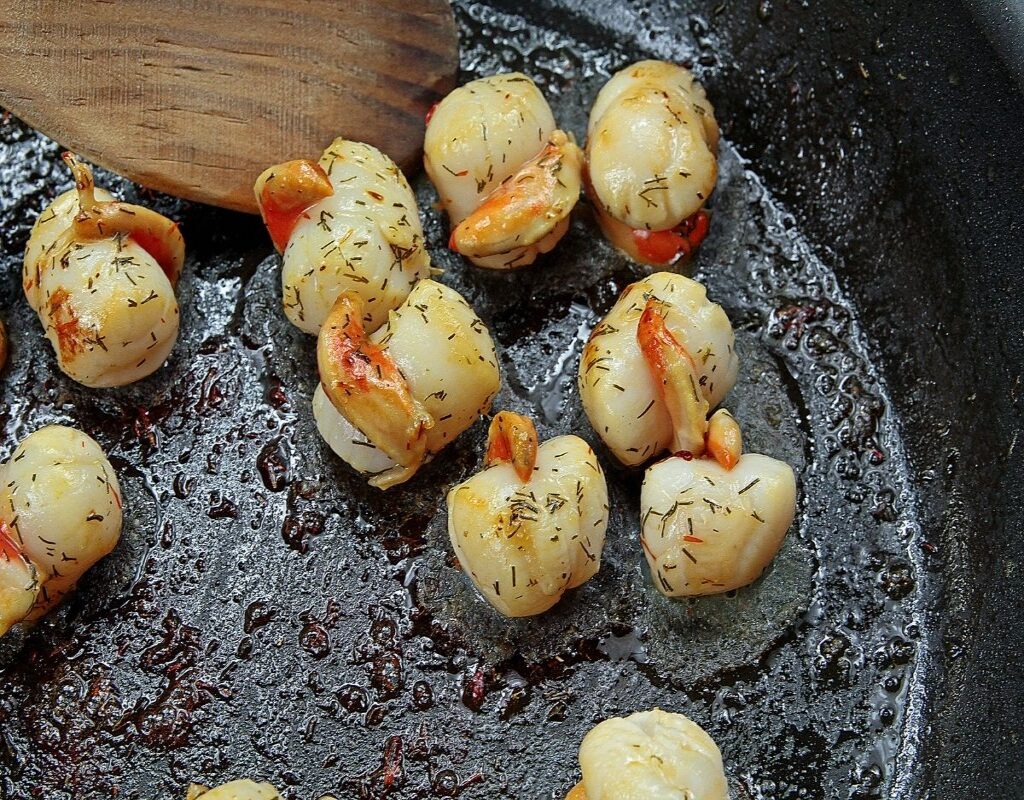 Bien cuire les saint-jacques est nécessaire pour les manger pendant la grossesse