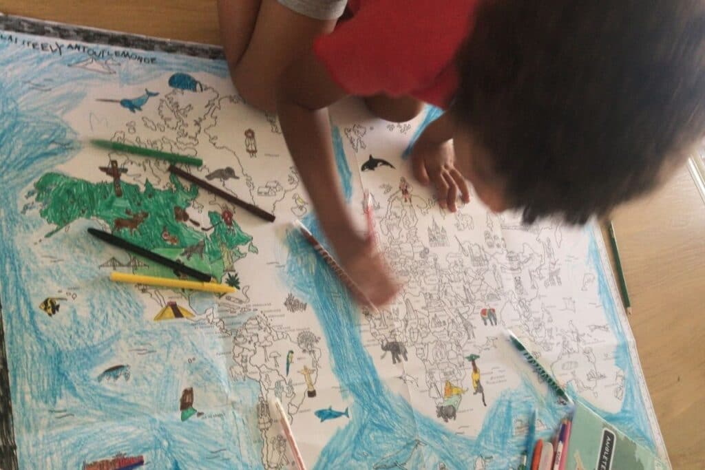Stanislas finit de colorier le planisphère