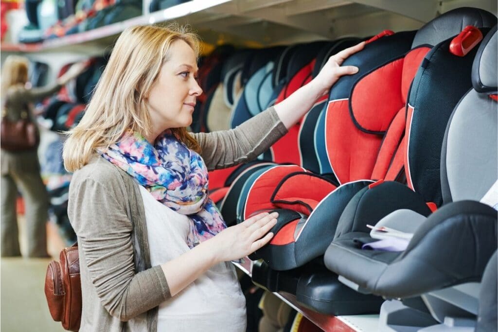 Future maman en train de choisir un maxi cosi