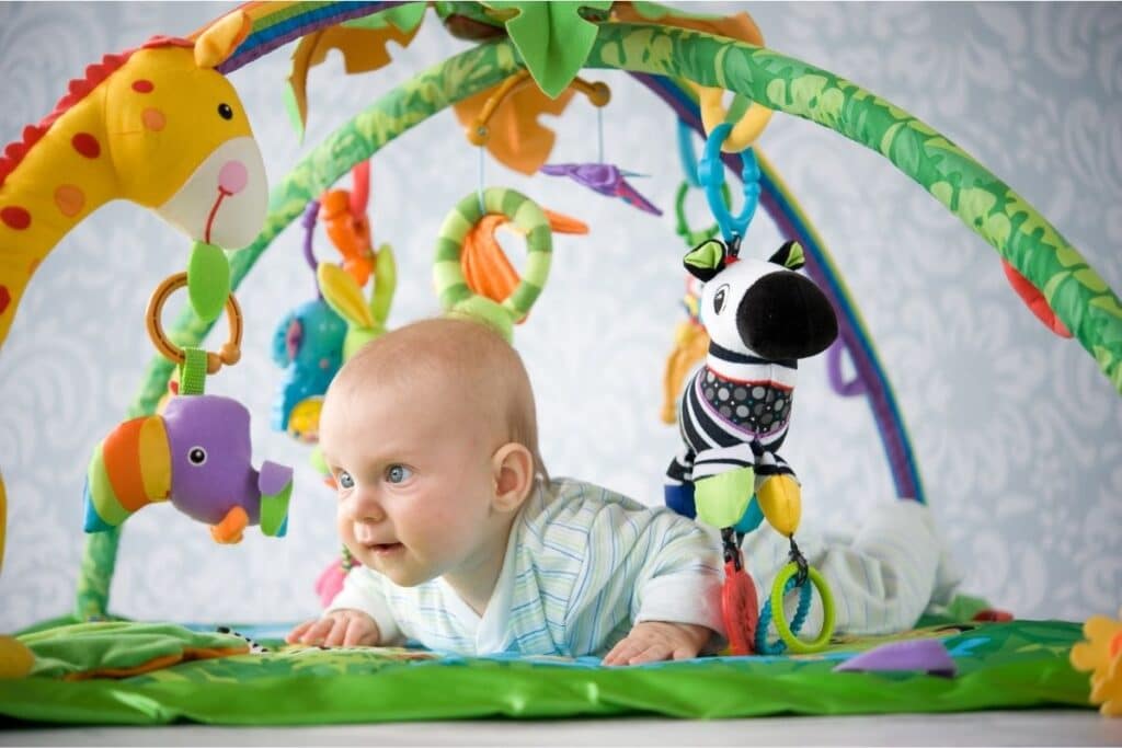 bébé sur son tapis d'éveil