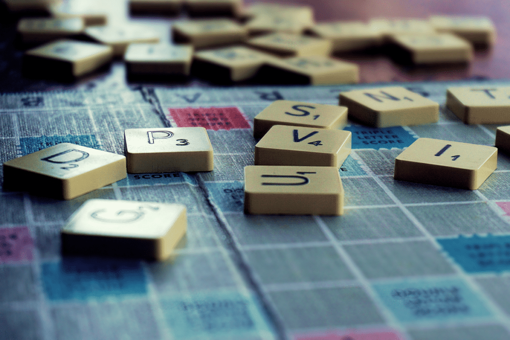 Lettres sur un plateau de Scrabble
