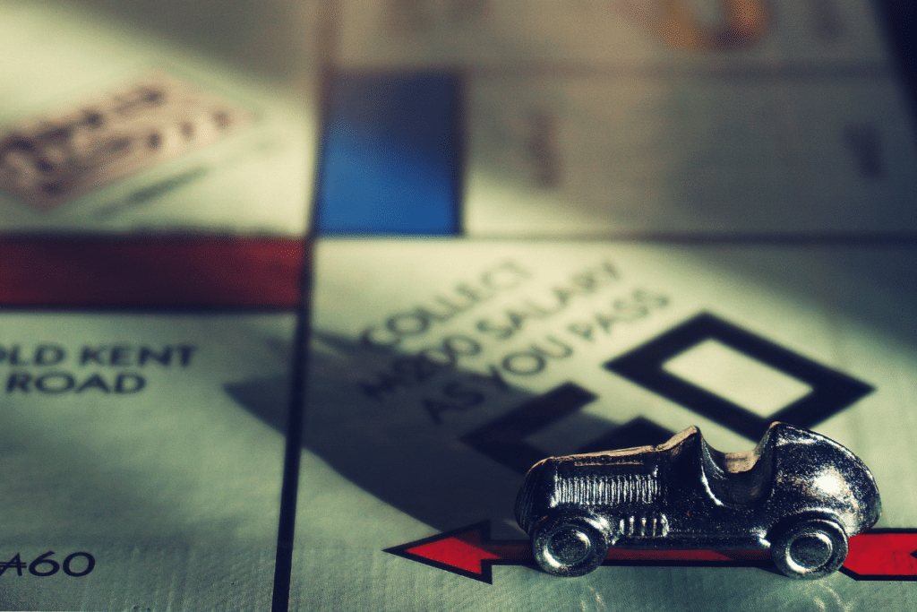 La voiture, un des pions du Monopoly