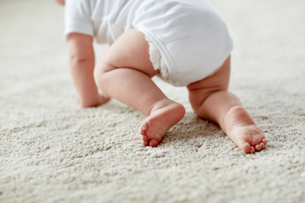 Bébé qui se déplace en couches