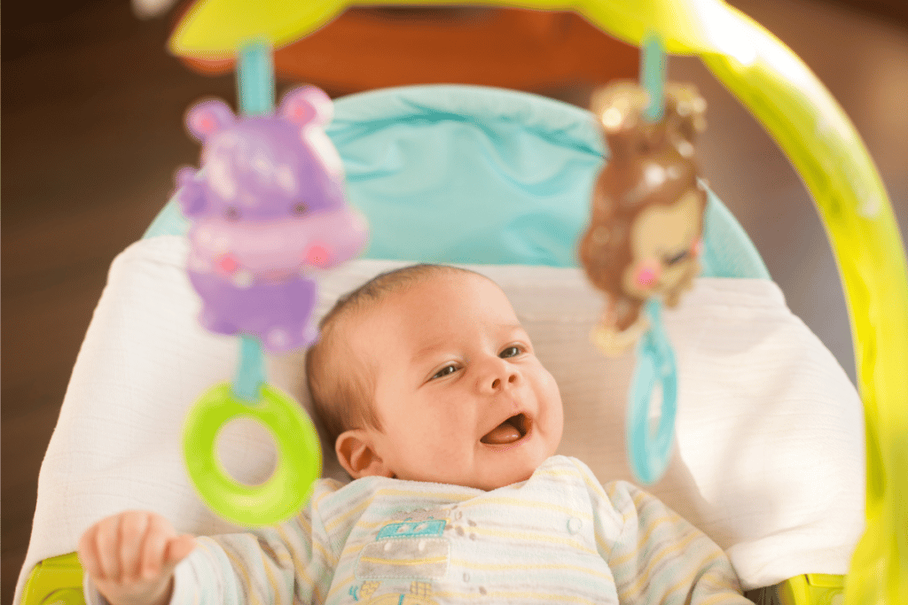 Le Mobile au dessus du transat est un des meilleurs accessoires pour l'éveil de bébé