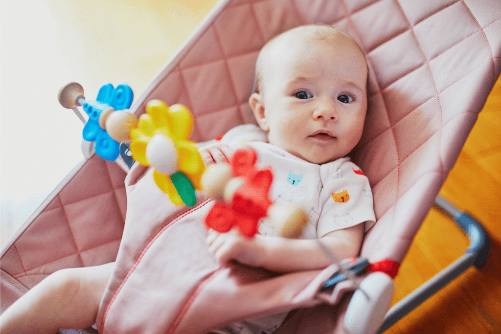 bébé dans son transat avec arche