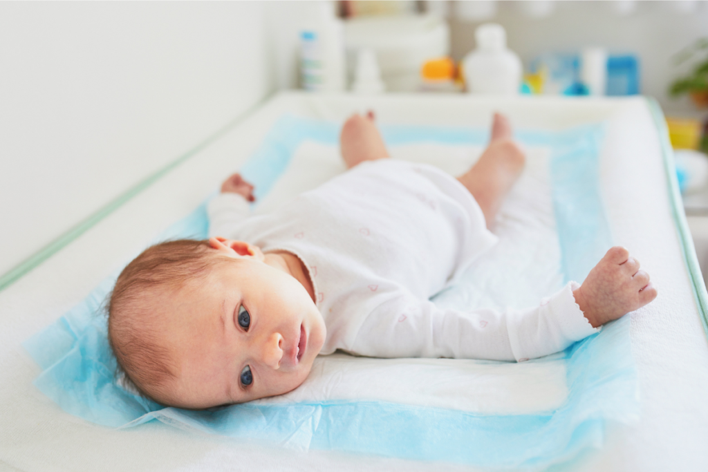 Bébé sur sa table à langer