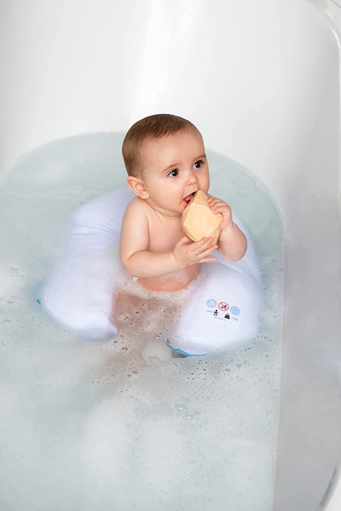 Bébé assis dans un coussin de bain
