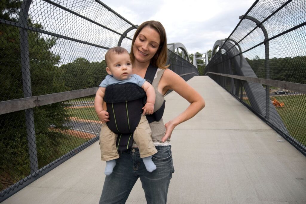 Porter bébé face au monde, bonne ou mauvaise idée ?