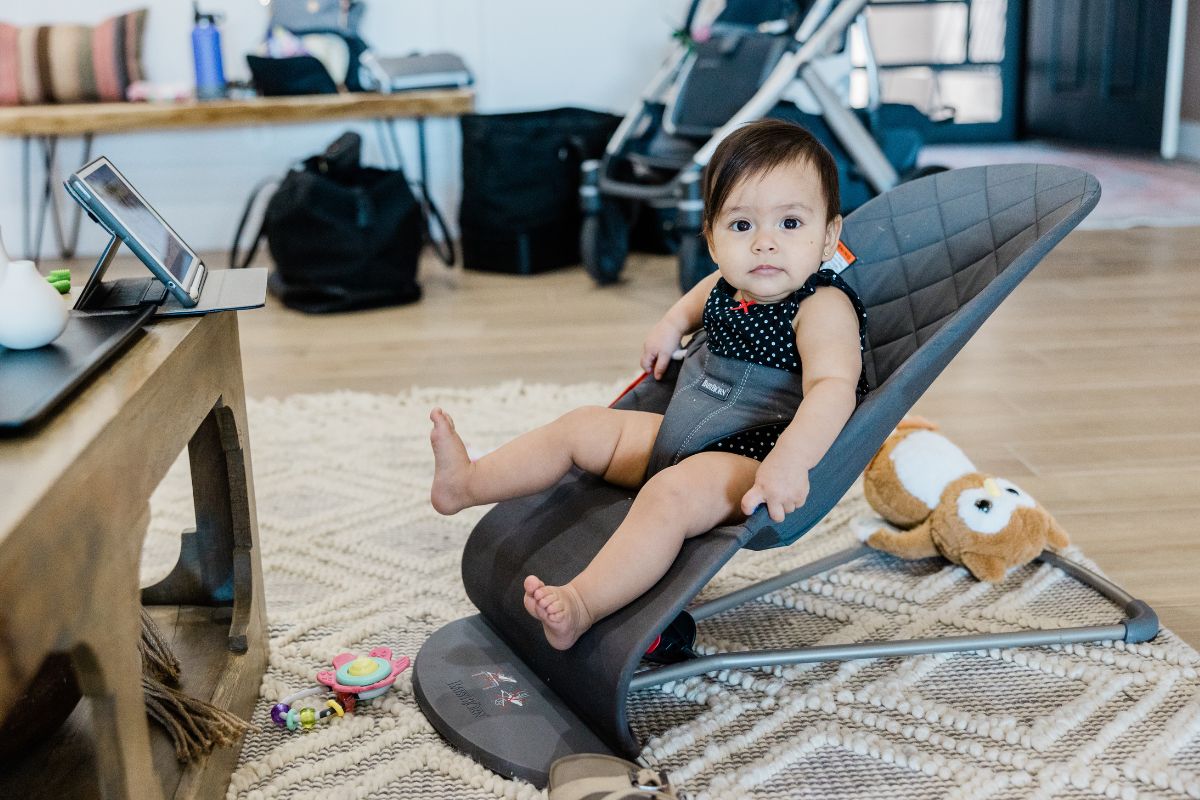 bébé dans son transat bébé